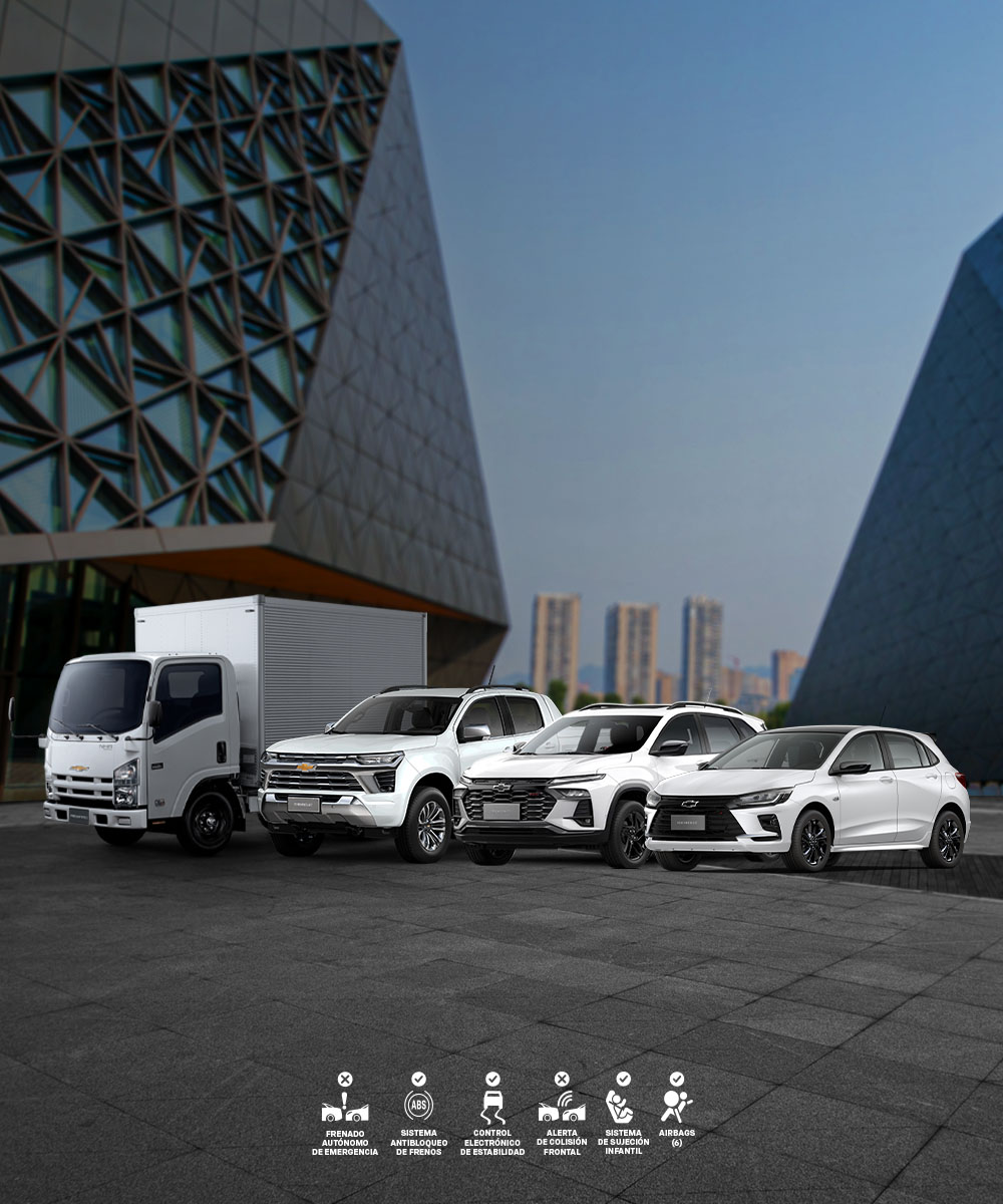 Línea de vehículos Chevrolet exhibidos en entorno urbano.